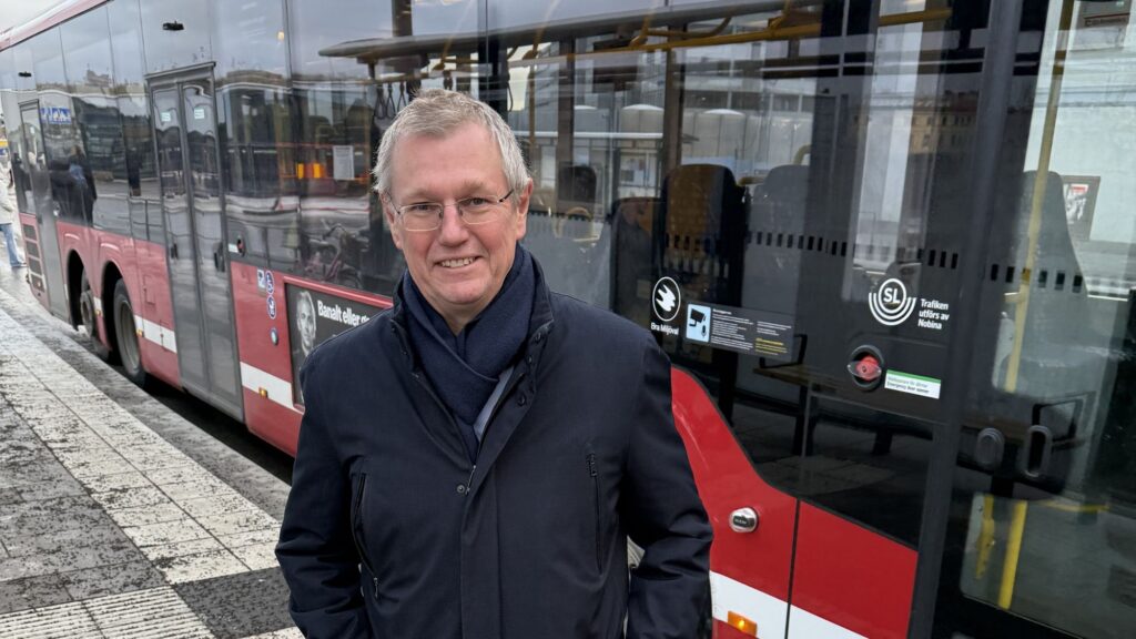 Johan Wadman framför en buss